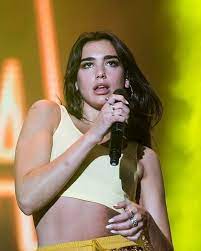 O douro foi a região portuguesa eleita por dua lipa, cantora de 22 anos, para passar férias e de recordar que, no ano passado, dua lipa já havia estado em portugal, no alentejo, a propósito do. Dua Lipa Newrules