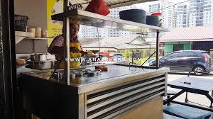 Bahan utama masakan ini ialah kacang pool yang dimsak bersama daging cincang dan dihidangkan bersama telur mata kerbau bawang besar yang didadu, hirisan cili hijau, dan tomato yang di potong. Restoran Kacang Pool Haji Larkin Tempat Makan Best Di Johor Bahru Ana Suhana