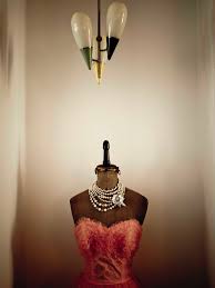 Exceptional Vintage Shopping In Paris Entering Parisian Vintage Shops Is Like Finding Yourself Inside The W Vintage Outfits Vintage Clothes Shop Vintage Shops