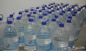 بالفيديو السعودية تجبر معتمرين على سكب ماء زمزم ارضا