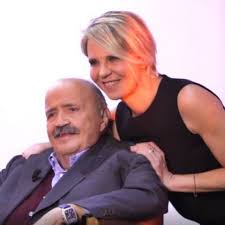 Maria e maurizio costanzo hanno 1 figlio, si chiama gabriele costanzo ed è stato adottato dalla coppia nel 2004 quando il ragazzo aveva 13 anni, oggi ne ha 27, è ufficialmente fidanzato con giorgia milanini e collabora nei programmi tv della madre. Maria De Filippi Costanzo Svela E Stata La Prima A Farmi Lanostratv