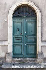 Dekorative Haustur Aus Holz Mit Arkadenbogen Haustur Alte Hausturen Fenster Und Turen