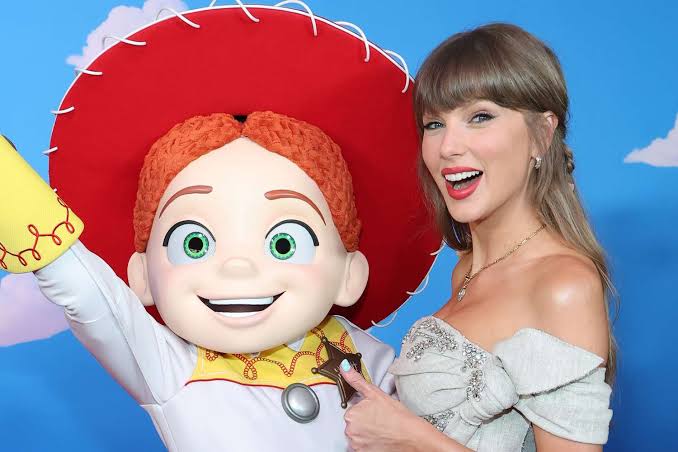 Taylor Swift Surprises Fans at 'Toy Story 5' World Premiere