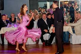 Deck, cnp is a family nurse practitioner and primary care practitioner who practices at family practice center of louisville, inc located at 1303 california ave in louisville, oh 44641 (stark county). Let S Dance Kurzes Solo Promistadt