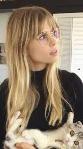 Pin By Sevgikrky On Camisas Blonde Hair With Bangs Hairstyles With Bangs Hair Styles