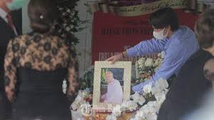 Kartika sari dewi soekarno saudara kandung. Duka Dewi Soekarno Kartika Dan Kiran Saat Jenazah Frits Frederik Seegers Dikremasi Di Jimbaran Bali Tribunnews Com Mobile