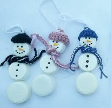 Des bricolages et activités de noël avec de la récup ou récupération. Plastic Bottle Cap Snowmen Ornaments Bricolages Avec Des Bouchons De Bouteilles Cadeau Noel Fait Main Creations De Noel