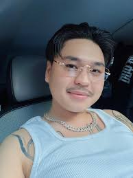 Nam ca sĩ Việt quấn quýt bên vợ hơn 8 tuổi, có 2 con riêng như thuở mới yêu