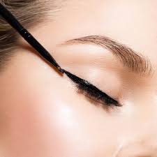 Eyeliner auftragen anfänger lidschatten auftragen anleitungen lidschatten schminken lidschatten palette eyeliner 7 nützliche tipps zum auftragen von liquid eyeliner für anfänger. Lidstrich Ziehen 17 Tricks Fur Den Perfekten Lidstrich Cosmopolitan