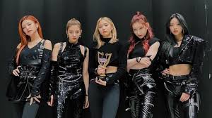 Sementara lia memilih nama fany yang berarti membawa kegembiraan. Biodata Member Itzy Profil Lengkap Dan Fakta Menarik Yang Wajib Diketahui Midzy