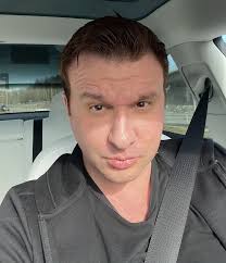 Hyresgästerna lever bland skräp och trasiga fönster