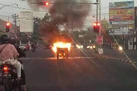 Lampu merah mati filmine konu ekliyorsun. Bukan Adegan Film Ghost Rider Motor Roda 3 Ludes Terbakar Di Lampu Merah Tlogosari Penyebabnya Sepele Motorplus Online Com