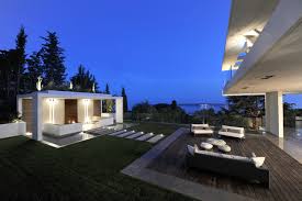 Les patios de la villa permettent de se détendre et de profiter de la dolce vita. Villa Sud A Cannes France Modern Terrasse Nizza Von Sprl Brison Houzz