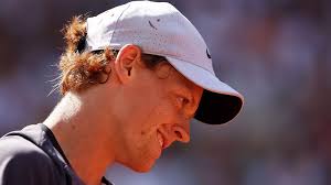 Sinner sconfitto e arrabbiato getta a terra la sua racchetta: le foto