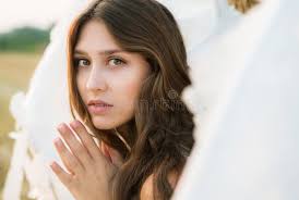 La Bella Ragazza Con Le Ali Di Angelo Sta Sedendosi La Parte Anteriore Del  Fieno Immagine Stock