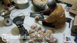 Maybe you would like to learn more about one of these? Usaha Keripik Tempe Dibuat Di Tenggilis Surabaya Dinikmati Di Timur Tengah Halaman All Tribun Jatim