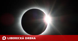 Druhy zatmění slunce úplné zatmění nastává, když měsíc zcela zakryje slunce. Dvf6qmom181h2m