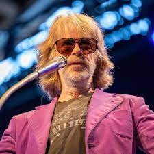 Apparently, the comedian and cabaret artist felt disturbed by the concept of the open air beach chair, among other things, he was unable to establish contact with the audience, as schneider announced on stage. 87njda5po6swwm