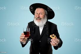 Photo libre de droit de Le Principal Homme Juif Orthodoxe Avec Chapeau Noir  À Hamantaschen Cookies Pour La Fête Juive De Pourim banque d'images et plus  d'images libres de droit de Adulte -