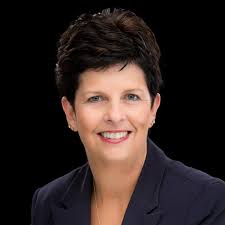 Lisa Feather's Instagram, Twitter & Facebook