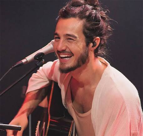 Tiago Iorc volta às redes sociais com novo visual e lança música sobre masculinidade - Estrelando