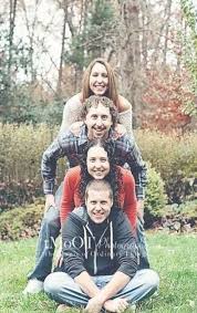 Family picture, with the deceased parents… weird… kids, it's christmas! 52 Ideas For Funny Christmas Family Pictures Sibling Funny Family Photoshoot Poses Funny Family Pictures Funny Family Photos