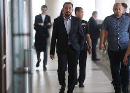 Amhari efendi, 43, berkata walaupun tidak merasakan ancaman langsung secara peribadi daripada najib, beliau (najib) selaku perdana menteri ketika itu ada kuasa untuk berbuat. Defence Tries To Discredit Amhari Efendi