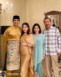 Penyanyi elizabeth tan mengesahkan dirinya sudah berkahwin dengan ahli perniagaan siew jim dalam satu majlis sederhana di gombak, selangor, pagi semalam. Anak Vincent Tan Kahwin Berjaya Group Vincent Tan Daughter Ramai Cina Rasis Kutuk Anak Vincent Tan Bertunang Mynewshub