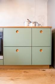 Farbe Calke Green Mit Griffmulden Aus Natureiche Arbeitsplatte In Eiche Massiv Einbauschrank Einbauschrank Holz Kuche Grun