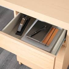 Product details you can collect cables and extension cords on the shelf under the table top, so they're hidden but still close at hand. Malm Schreibtisch Eichenfurnier Weiss Lasiert 140x65 Cm Ikea Deutschland