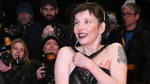 She is an actress, known for мюнхен (2005), die sieger (1994) and обещание (1994). Die Schauspielerin Meret Becker Zeigt Ihre Tattoos