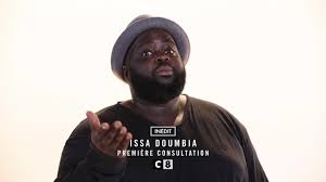 Il est notamment connu pour son rôle de mamadou seydou koulibaly dans beur sur la ville, celui de barkette dans les. Issa Doumbia Tout Ce Que Vous Ne Savez Pas Sur L Humoriste Premiere Consultation Sur C8