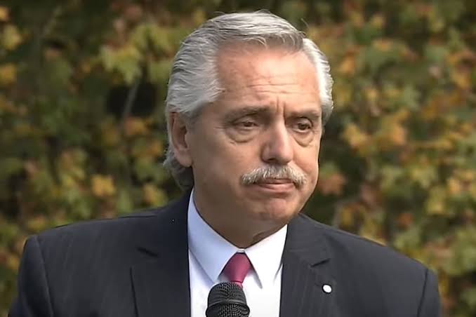 Alberto Fernández busca despegarse del escándalo del seguro: “Yo no pedí  por nadie, y si mi secretaria lo hizo, se extralimitó” - LA NACION