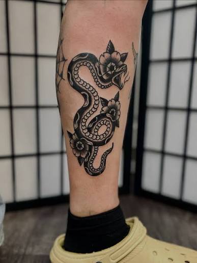 Love this classic snake tattoo, fits perfectly on the side of the leg. 👌 DM me to get booked, paces available in February #traditionaltattoo #blacktraditionaltattoo #oldschooltattoo #snaketattoos #uktattooartist