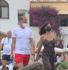 La coppia a sorpresa dell'estate 2018 è più solida che mai.l'allenatore della juventus e l'attrice sono stati pizzicati a ischia. Anche Max Allegri E Ambra Scelgono Ischia Per Le Loro Vacanze Il Golfo 24