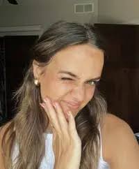 Promote with Ella Berg (@elllagisele)