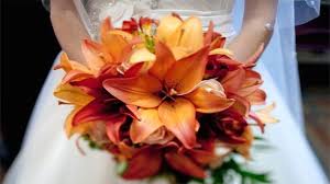 Simbolo di grazia ed eleganza, il lisianthus è spesso accostato a rose e fresie nei bouquet di spose che desiderano dare al loro matrimonio un. 10 Bouquet Da Sposa Con I Fiori Di Stagione Piu Belli