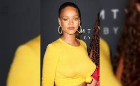 .cennet mahallesi oyunculari, cennet mahallesi pembe, cennet mahallesi pembenin üvey annesi, cennet mahallesi ramazan, cennet mahallesi replikleri, cennet mahallesi rihanna. Rihanna Yeni Markasini Tanitti Ancak Gogusleri Daha Cok Konusuldu