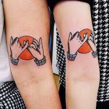 I Tatuaggi Per Migliori Amiche O Sorelle I Piu Belli Da Fare Insieme Tatuaggi Di Amici Tatuaggi Abbinati Bff Tatuaggi