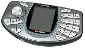 O aparelho já chegou quebrando recordes com 126 milhões de vendas, tudo sim, estou me referindo ao ancestral nokia 3310, o famoso nokia tijolão. N Gage Desciclopedia