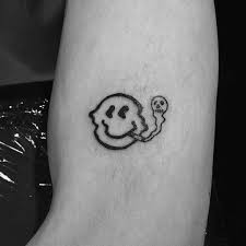 Tattoo Ideeen Kleine Mannen Blacktattoohand Ideas Man Small Tattoo In 2021 Grunge Tattoo Tattoo Designs Men Small Tattoos For Guys