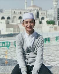 Masa kecil dan keluarga, agama, pendidikan, perjalanan karier, pacar atau kekasih, akun instagram, hingga foto terbarunya! Biodata Muhammad Azmi Askandar Haedar Alwi Assegaf