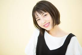 暑い日が続いていますが 皆さんはいかがお過ごしでしょうか いつも 浜辺美波official site をお楽しみいただいている皆さんに 本日記念すべき20歳の誕生日を迎えた浜辺美波からメッセージが届きました 二十歳の抱負メッセージ ぜひお楽 浜辺 はまべみなみ 美人 顔