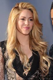 Shakira was a redhead early in her career including the cover of her 2002 first greatest hits album grandes exitos. Shakira S Hairstyles Hair Colors Steal Her Style Page 2