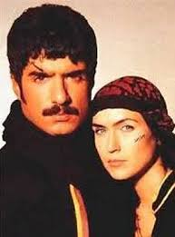 Aşkın Dağlarda Gezer