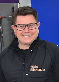 Merkeforhandler går tyngre inn i skade og lakk: