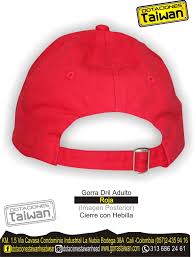 Linda chica morena de pie con las mejillas sopladas en el estudio. Gorra Drill Roja Gorras Taiwan
