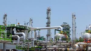 Originalmente construida en las afueras de la ciudad, el crecimiento de esta la envolvió, convirtiéndola en un peligro y una fuente constante de molestias por la. Pemex Forbes Mexico