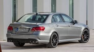 El motor 5.5 v8 biturbo es más fuerte, pero tiene un consumo muy razonable, 9,8 l/100 km en ciclo homologado. Mercedes E63 Amg Facelift And Power Boost 2013 Full Details Car Magazine