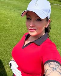 I might suck at golf but I tried to look cute while doing it. 😂  ⛳️🏌🏻‍♀️#golfing #isuckatgolf #golffit #missingcliff